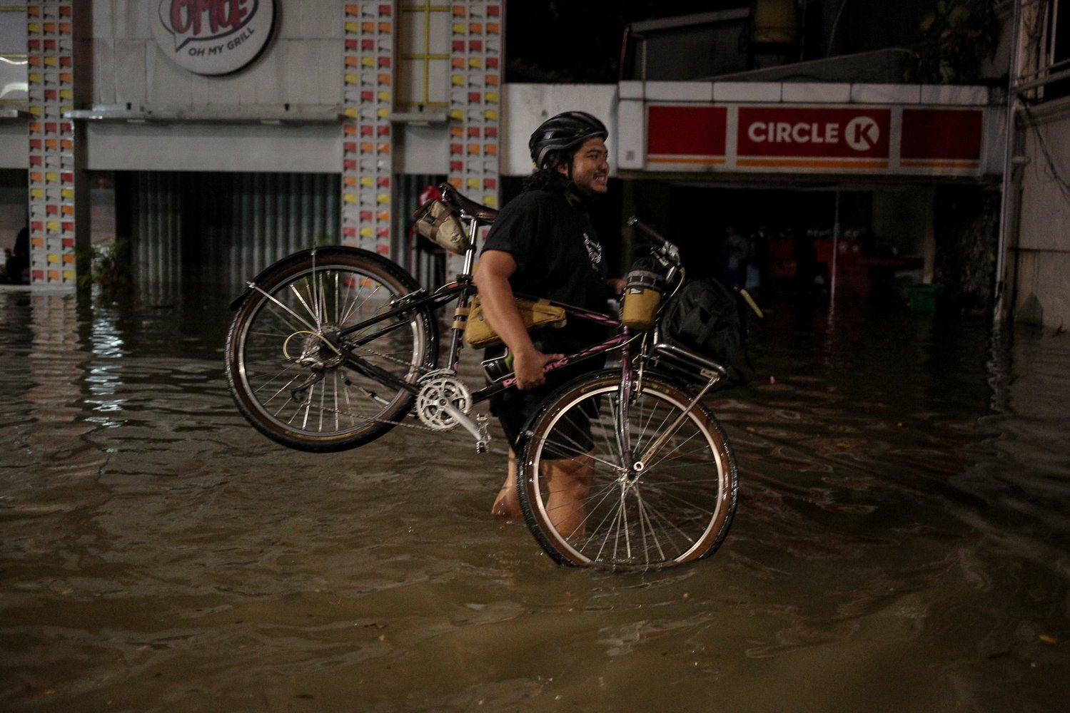 Warga melintasi genangan banjir di Jalan Kemang Raya, Jakarta Selatan, Selasa (4/10). Hujan lebat yang mengguyur DKI Jakarta menyebabkan sejumlah wilayah di Ibu Kota terendam banjir.