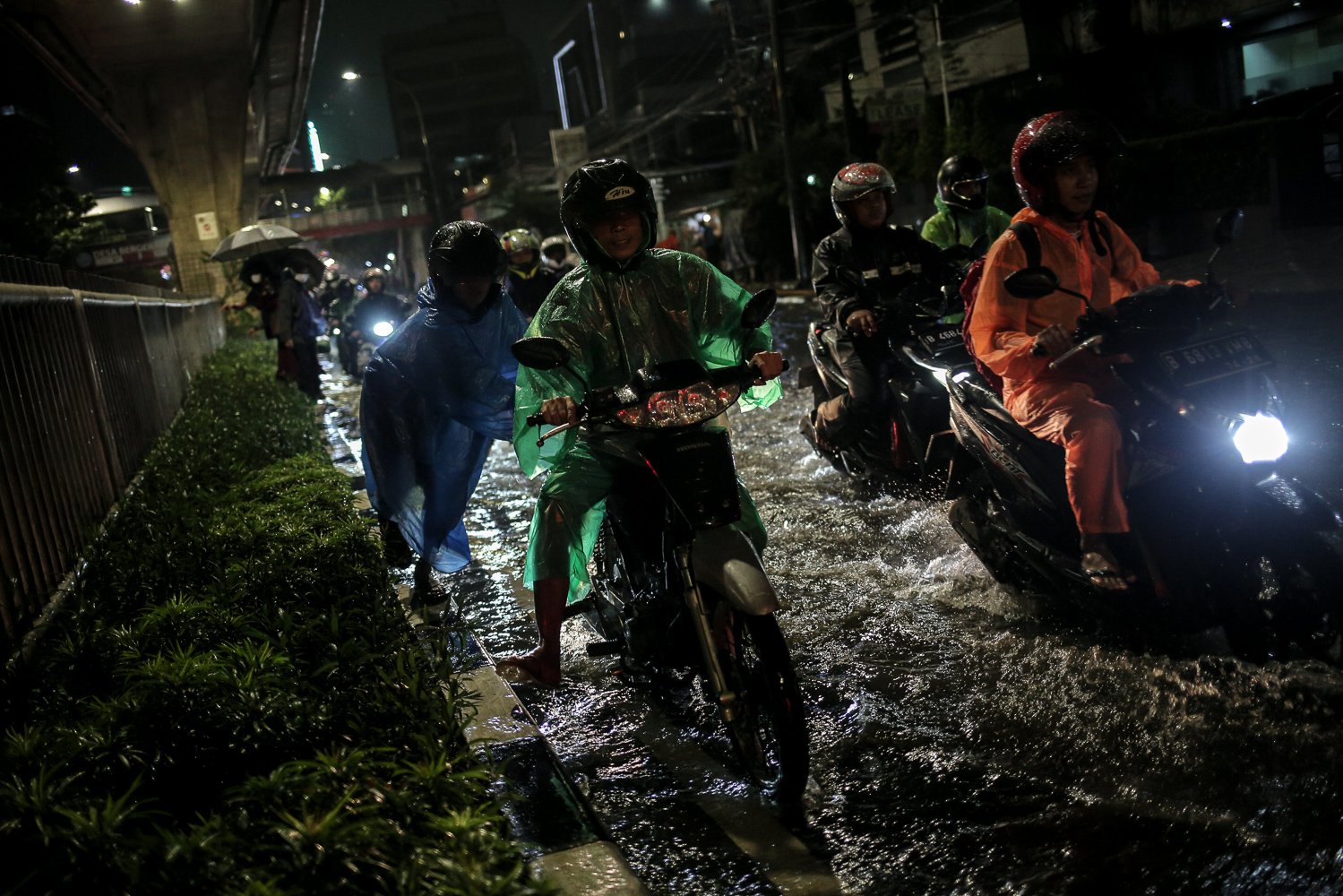 Pengendara mendorong sepeda motornya yang mati akibat terendam genangan air di Jalan Kapten Tendean, Jakarta, Selasa (4/10). Hujan lebat yang mengguyur DKI Jakarta menyebabkan sejumlah wilayah di Ibu Kota terendam banjir.