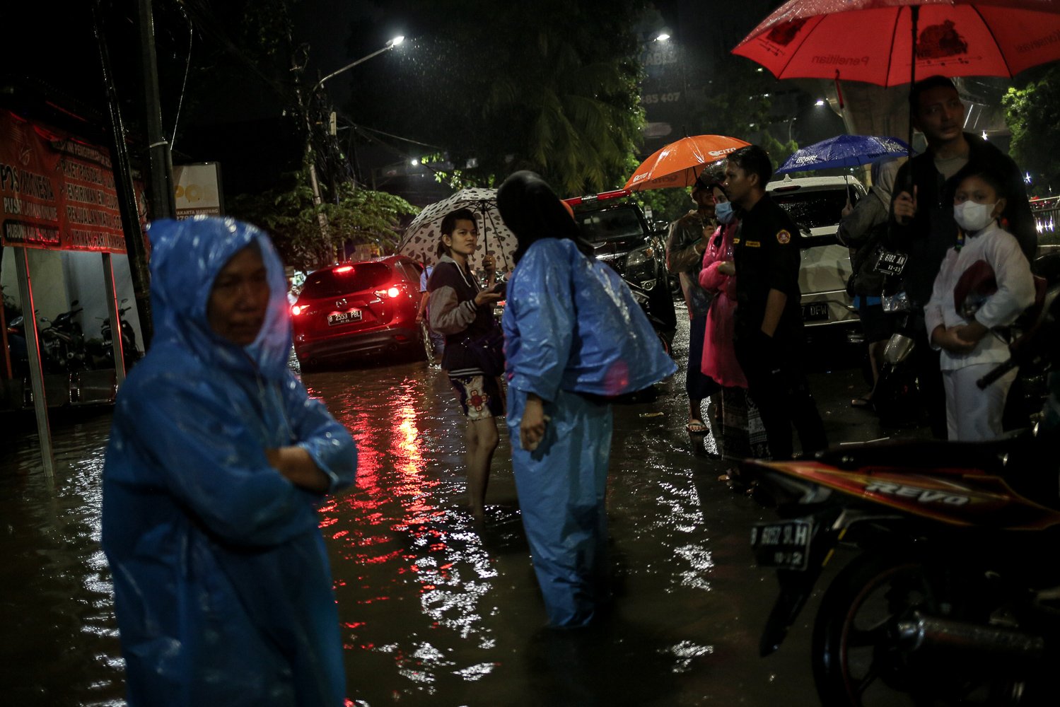 Sejumlah warga berjalan diatas genangan air yang merendam Jalan Kapten Tendean, Jakarta, Selasa (4/10). Hujan lebat yang mengguyur DKI Jakarta menyebabkan sejumlah wilayah di Ibu Kota terendam banjir.
