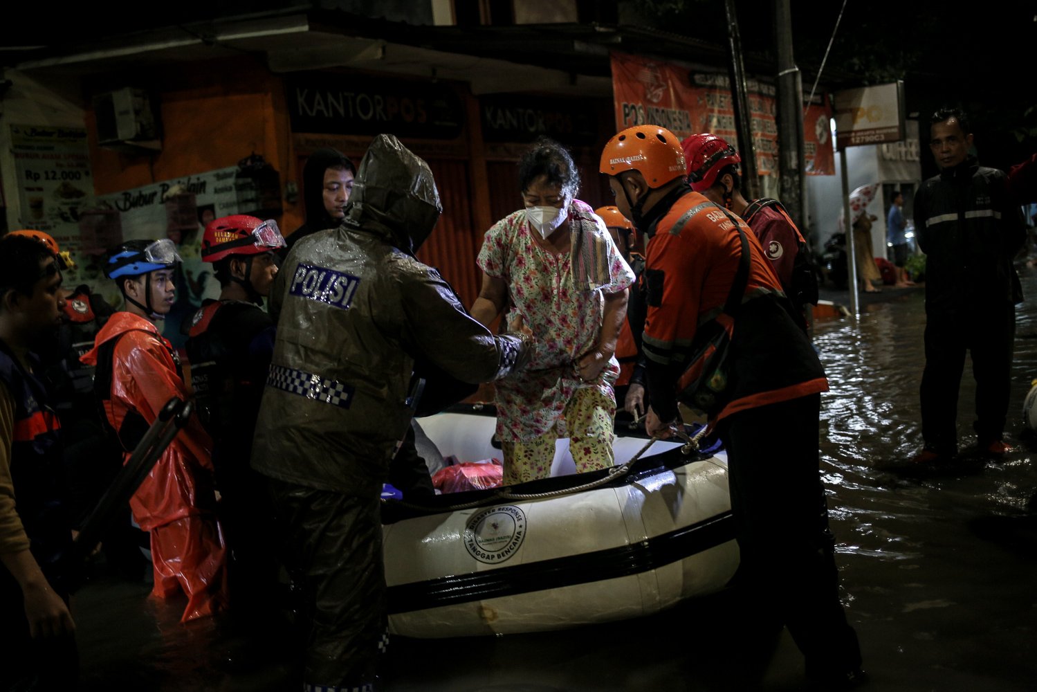 Petugas gabungan mengevakuasi seorang lansia dari genangan banjir di wilayah Mampang Prapatan, Jakarta, Selasa (4/10). Hujan lebat yang mengguyur DKI Jakarta menyebabkan sejumlah wilayah di Ibu Kota terendam banjir.
