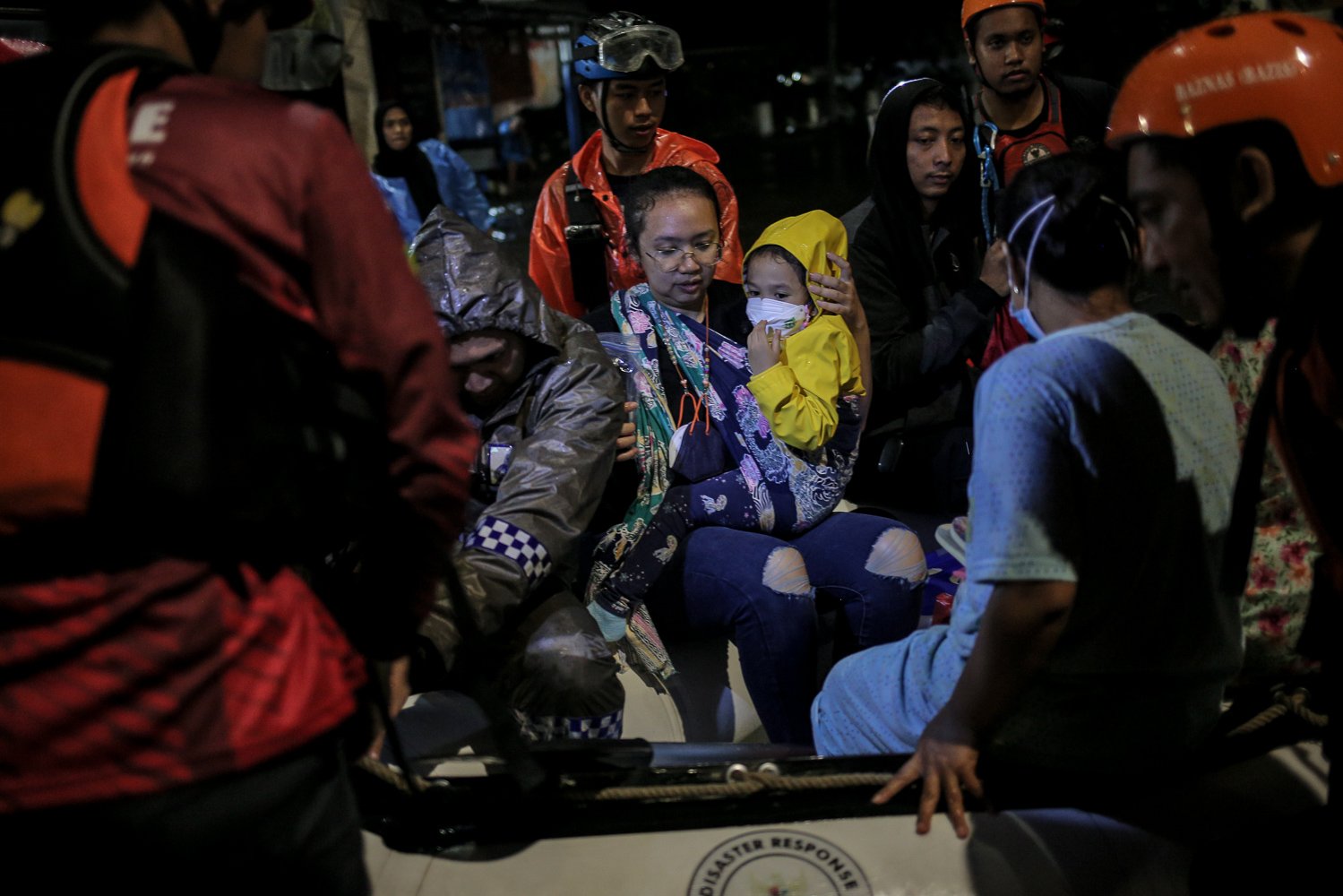 Petugas gabungan mengevakuasi seorang ibu dan balita dari genangan banjir di wilayah Mampang Prapatan, Jakarta, Selasa (4/10). Hujan lebat yang mengguyur DKI Jakarta menyebabkan sejumlah wilayah di Ibu Kota terendam banjir.