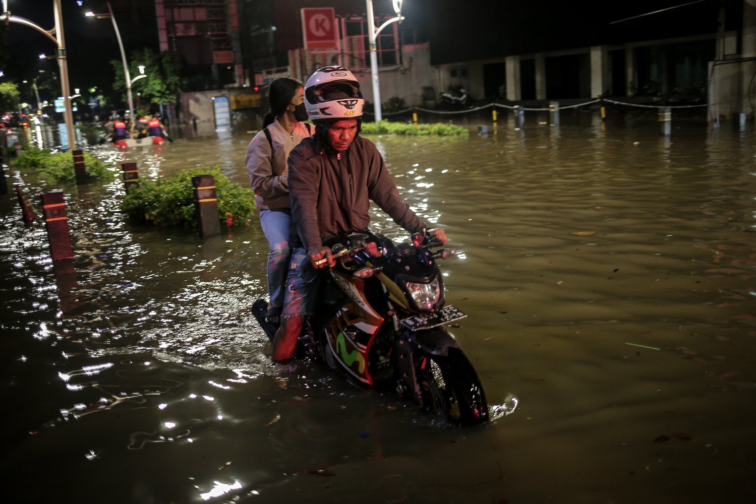 Pengendara melintasi banjir di Jalan Kemang Raya, Jakarta Selatan, Selasa (4/10). Hujan lebat yang mengguyur DKI Jakarta menyebabkan sejumlah wilayah di Ibu Kota terendam banjir.
