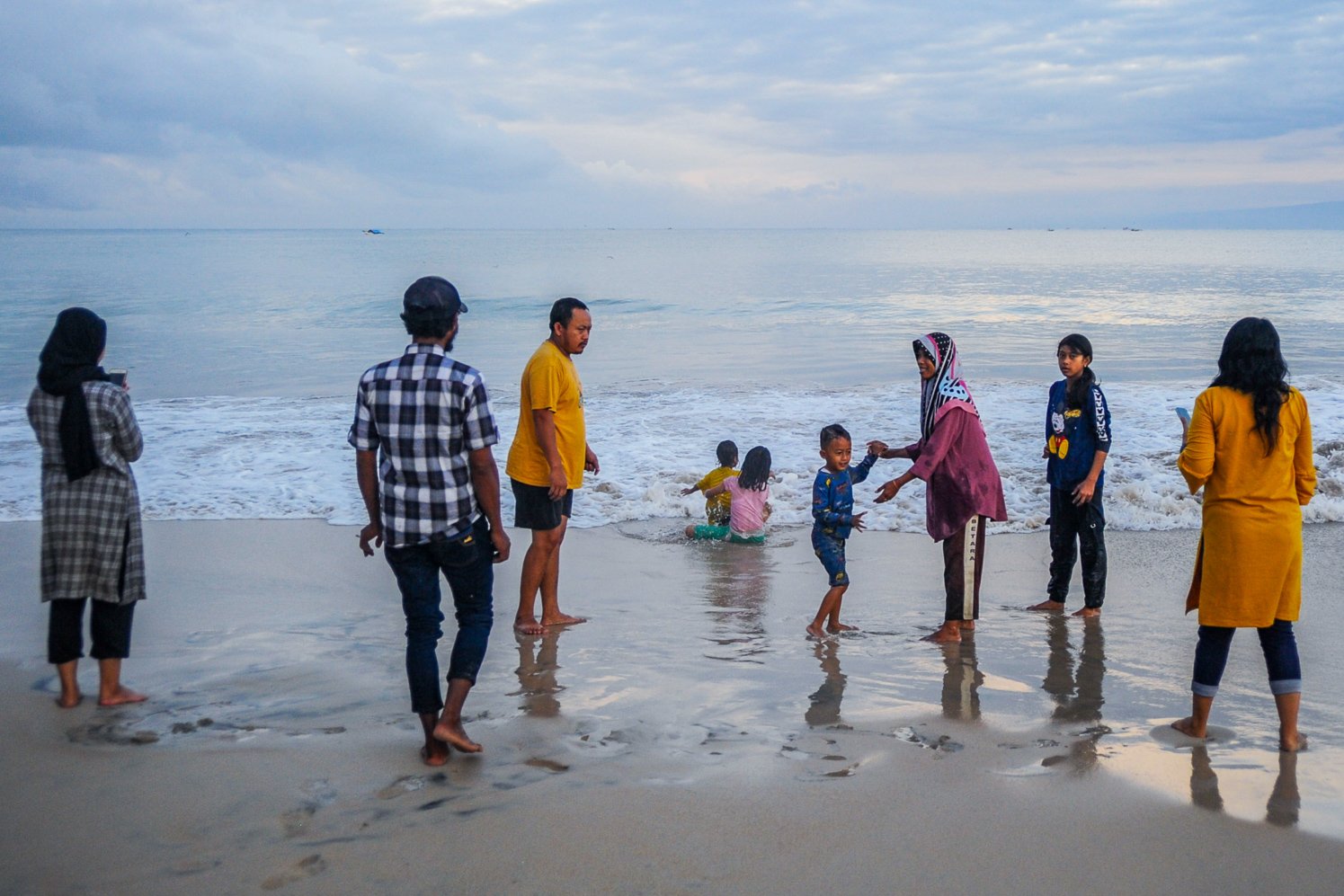 Suasana pengunjung saat berlibur di kawasan Pantai Santolo, Pameungpeuk, Kabupaten Garut.
