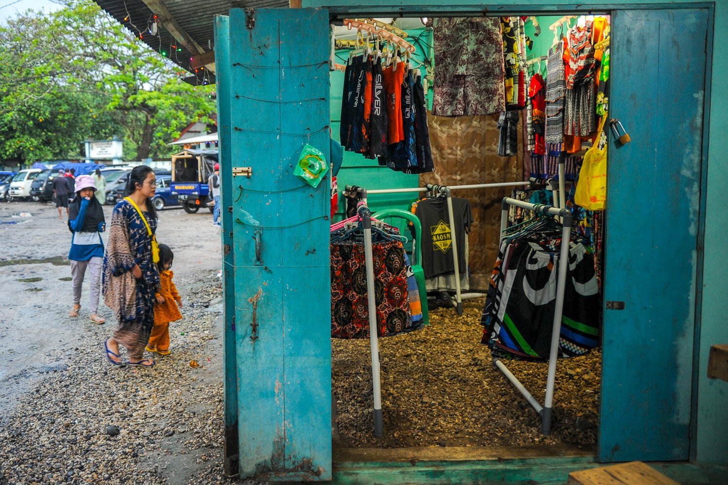 Wisatawan mengunjungi sebuah toko souvenir di kawasan Pantai Santolo, Pameungpeuk, Kabupaten Garut.