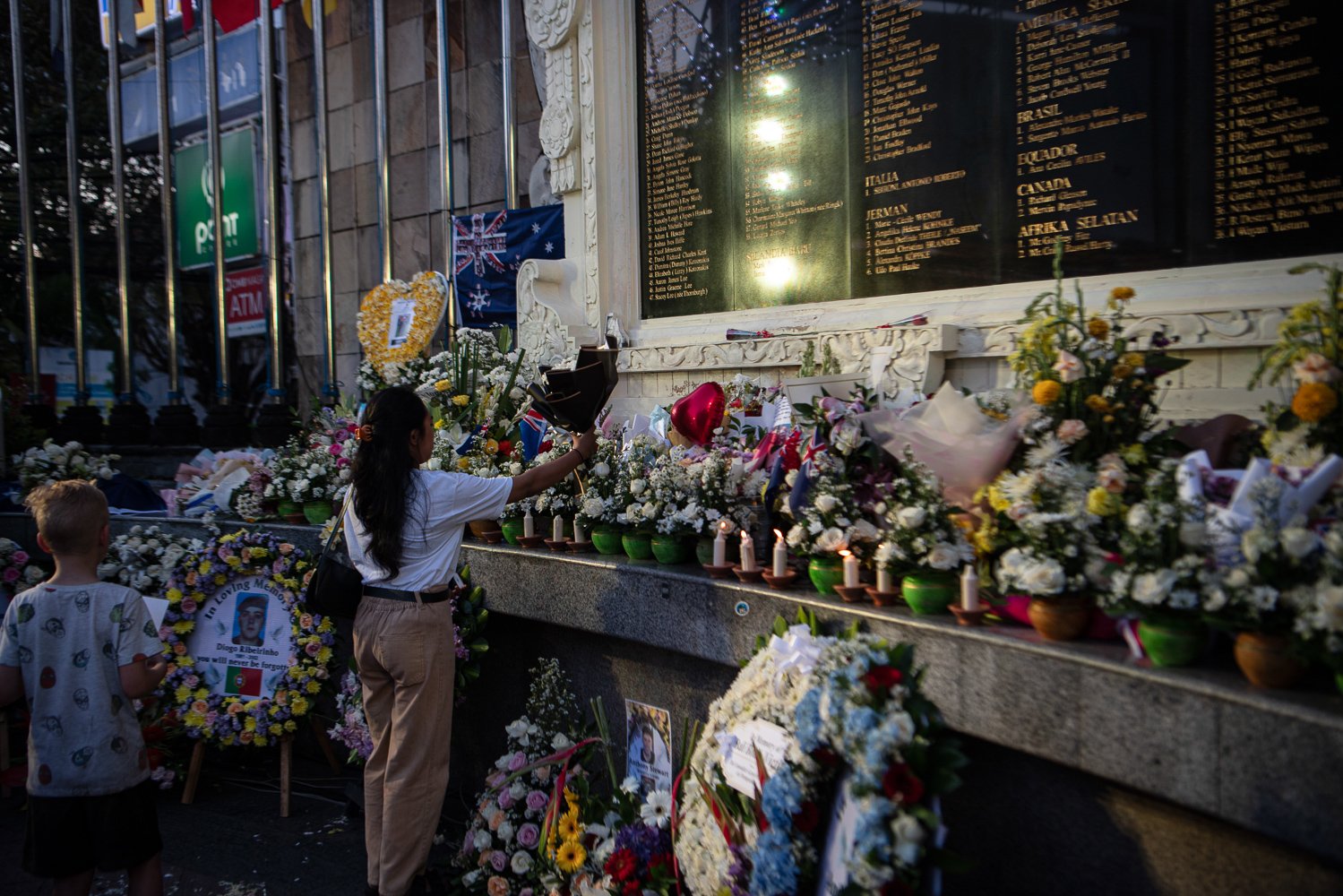 Warga meletakkan karangan bunga saat peringatan 20 tahun tragedi bom Bali di Monumen Bom Bali, Badung, Bali, Rabu (12/10/2022). Peringatan tragedi terorisme yang menewaskan 202 orang tersebut dilakukan dengan doa bersama, tabur bunga dan penyalaan lilin oleh warga, keluarga serta kerabat korban. 