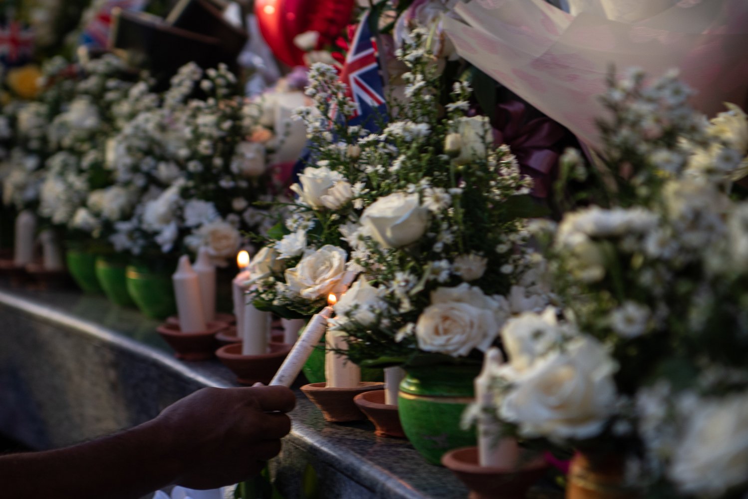 Warga menyalakan lilin saat peringatan 20 tahun tragedi bom Bali di Monumen Bom Bali, Badung, Bali, Rabu (12/10/2022). Peringatan tragedi terorisme yang menewaskan 202 orang tersebut dilakukan dengan doa bersama, tabur bunga dan penyalaan lilin oleh warga, keluarga serta kerabat korban. 