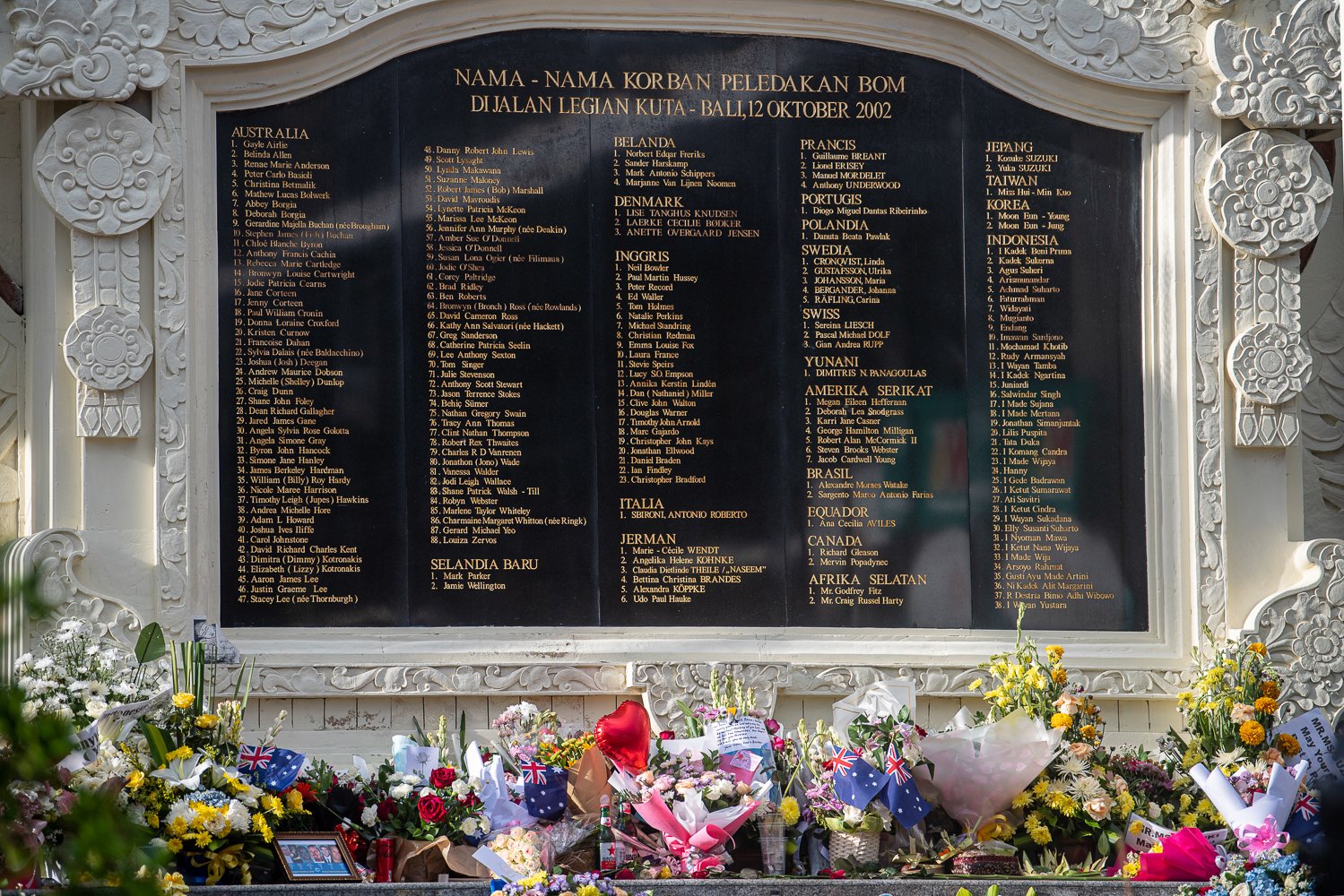 Sejumlah karangan bunga diletakkan di Monumen Bom Bali saat peringatan 20 tahun tragedi bom Bali di Badung, Bali, Rabu (12/10/2022). Peringatan tragedi terorisme yang menewaskan 202 orang tersebut dilakukan dengan doa bersama, tabur bunga dan penyalaan lilin oleh warga, keluarga serta kerabat korban. 