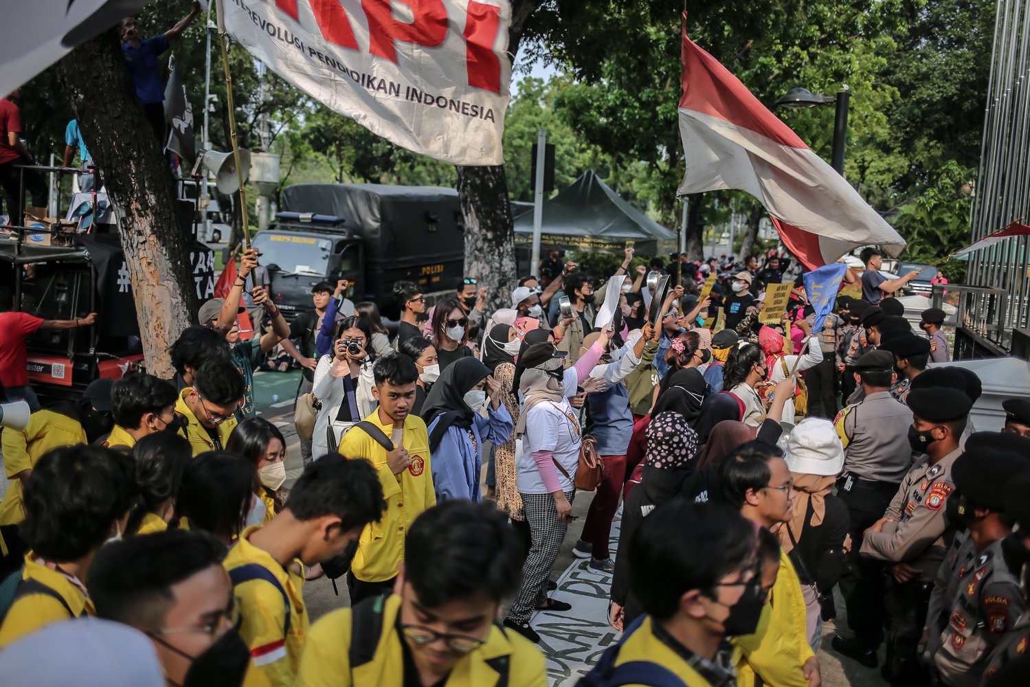 Sejumlah warga yang tergabung dalam koalisi perjuangan warga Jakarta (KOPAJA) melakukan aksi unjuk rasa di depan gedung Balai Kota Jakarta, Jumat (16/10). Dalam aksi tersebut, warga memberikan rapor merah kepada Anies Baswedan karena dinilai belum menyelesaikan permaslahan selama menjabat sebagai Gubernur DKI Jakarta.