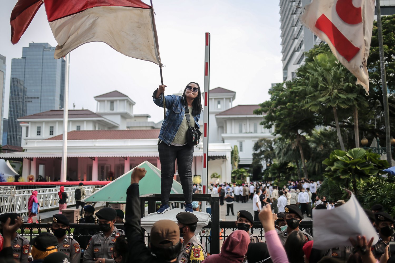 Sejumlah warga yang tergabung dalam koalisi perjuangan warga Jakarta (KOPAJA) melakukan aksi unjuk rasa di depan gedung Balai Kota Jakarta, Jumat (16/10).Dalam aksi tersebut, warga memberikan rapor merah kepada Anies Baswedan karena dinilai belum menyelesaikan permaslahan selama menjabat sebagai Gubernur DKI Jakarta.