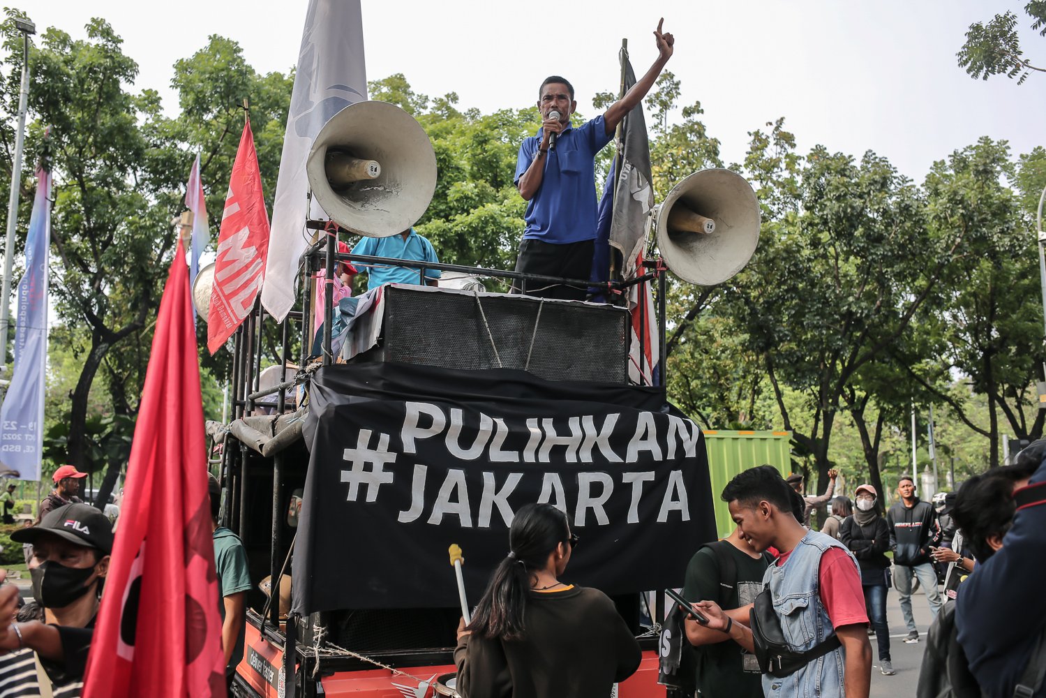 Warga yang tergabung dalam koalisi perjuangan warga Jakarta (KOPAJA) menyampaikan orasi saat berunjuk rasa di depan gedung Balai Kota Jakarta, Jumat (16/10). Dalam aksi tersebut, warga memberikan rapor merah kepada Anies Baswedan karena dinilai belum menyelesaikan permaslahan selama menjabat sebagai Gubernur DKI Jakarta.