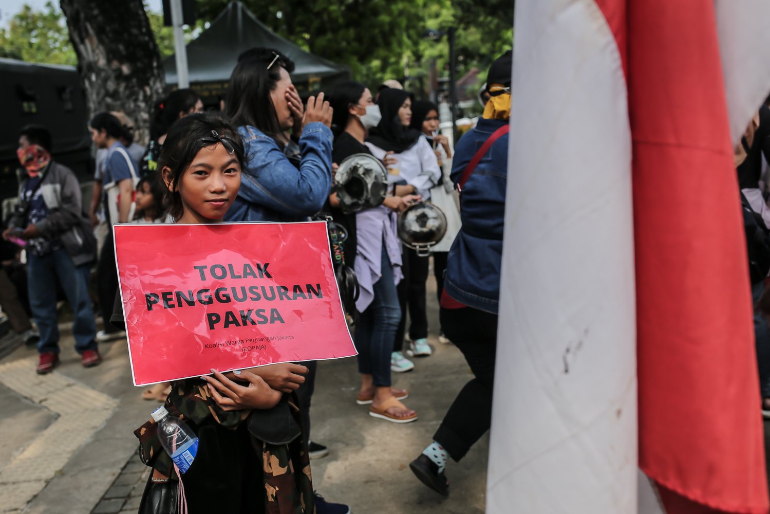 Sejumlah warga yang tergabung dalam koalisi perjuangan warga Jakarta (KOPAJA) melakukan aksi unjuk rasa di depan gedung Balai Kota Jakarta, Jumat (16/10). Dalam aksi tersebut, warga memberikan rapor merah kepada Anies Baswedan karena dinilai belum menyelesaikan permaslahan selama menjabat sebagai Gubernur DKI Jakarta.