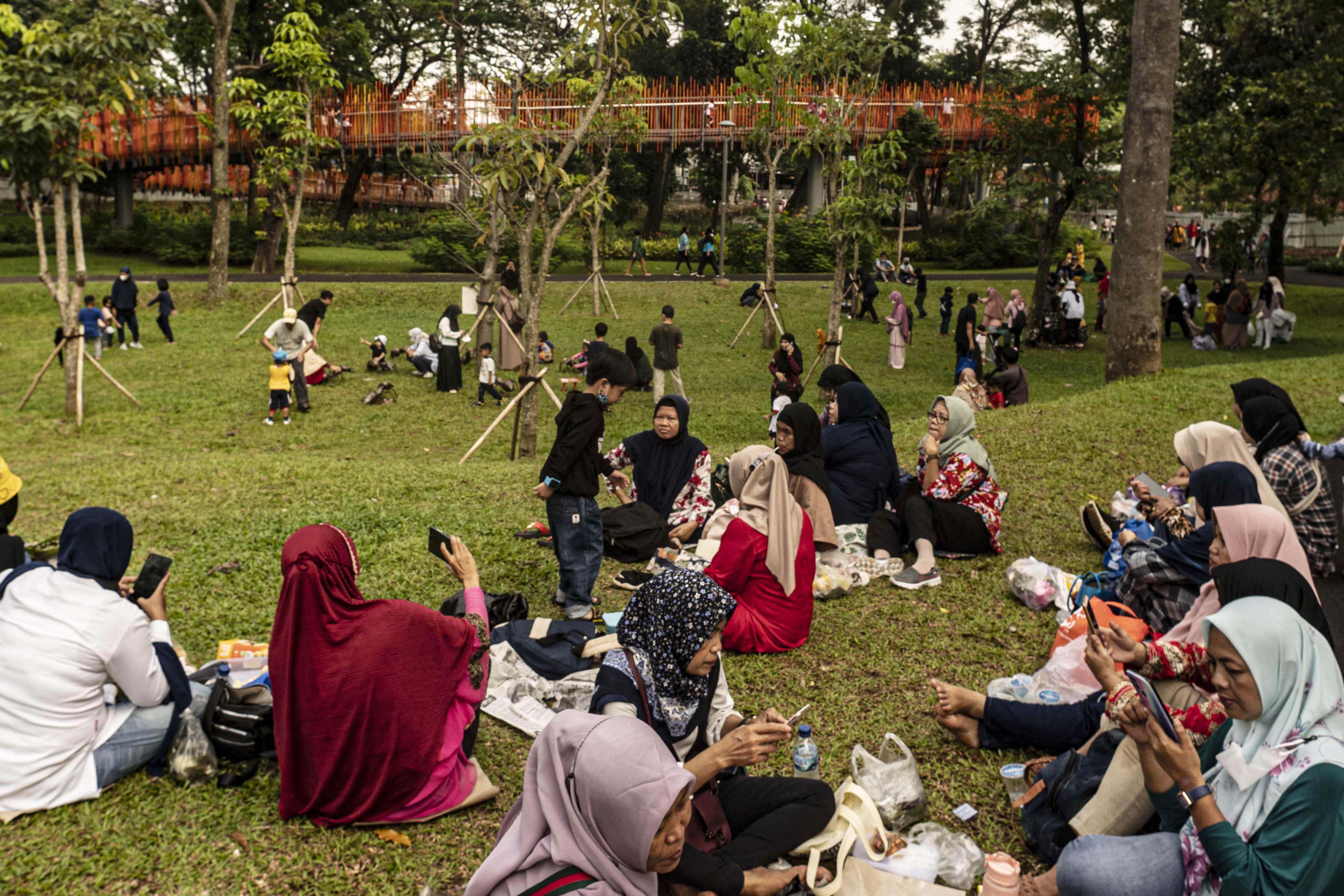 Sejumlah warga menikmati suasana Tebet Eco Park, Jakarta. 