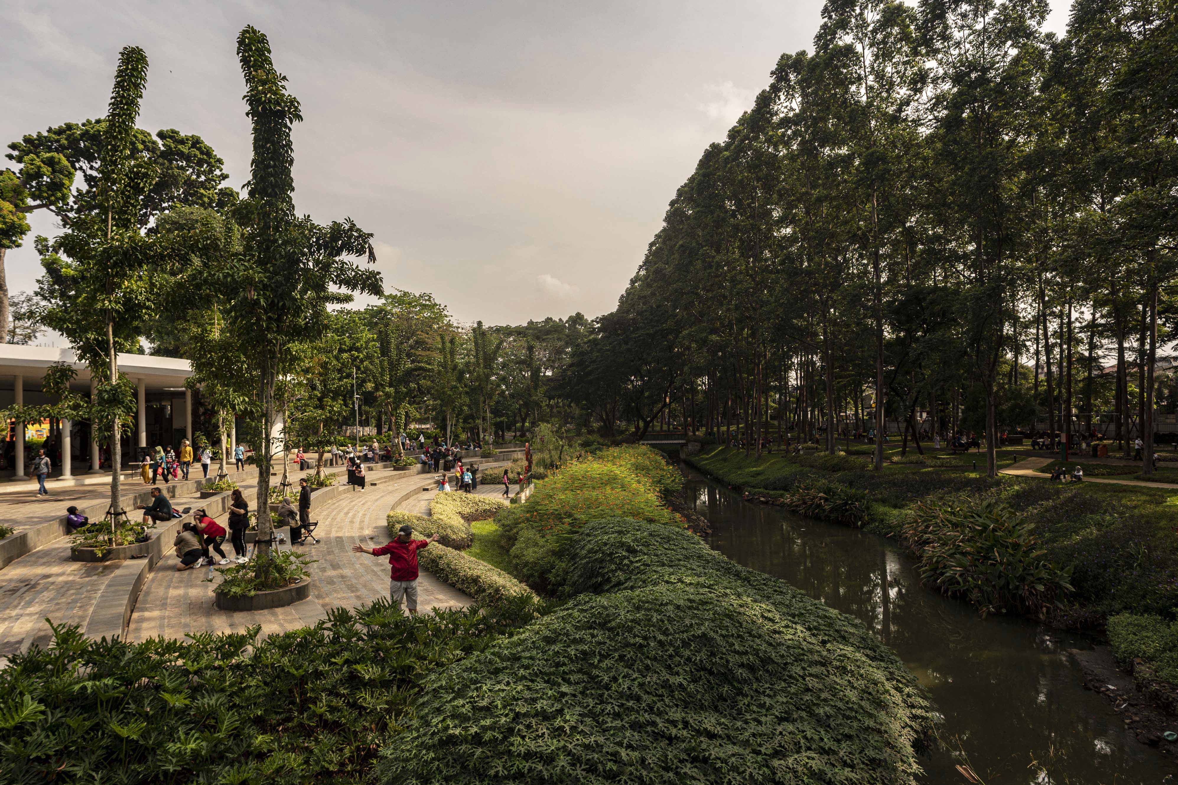 Sejumlah warga berada di Tebet Eco Park, Jakarta.