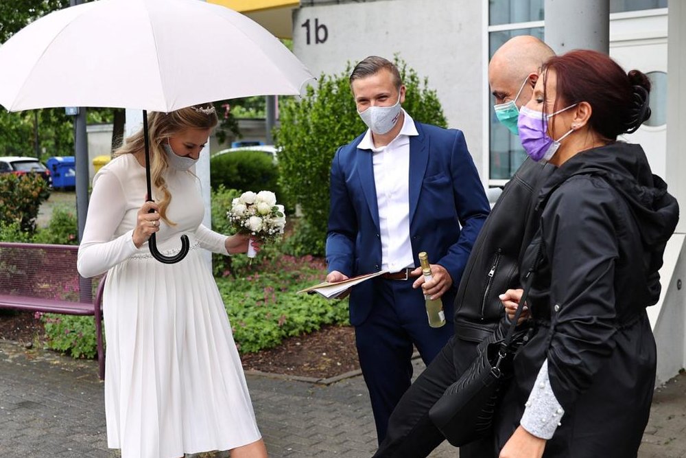 Johanna and Philipp Sofsky are greeted by friends after their wedding ceremony at the temporary registry office in Hanau, Germany, May 2, 2020, as the spread of the coronavirus disease (COVID-19) continues. REUTERS/Kai Pfaffenbach Johanna dan Phillipp Sofsky disambut rekan mereka setelah upacara pernikahan di kantor catatan sipil sementara, ditengah pandemi global virus corona (COVID-19) yang masih berlanjut di Hanau, Jerman, Sabtu (2/5/2020). ANTARA FOTO/REUTERS/Kai Pfaffenbach/wsj/djo