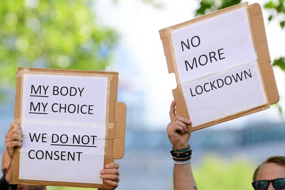 People hold up banners in protest against lockdown and vaccination outside New Scotland Yard police headquarters, following the outbreak of the coronavirus disease (COVID-19), London, Britain, May 2, 2020. REUTERS/Toby Melville Warga membawa spanduk saat memprotes karantina dan vaksinasi di depan kantor pusat New Scotland Yard, akibat mewabahnya virus corona (COVID-19), di London, Inggris, Sabtu (2//5/2020). ANTARA FOTO/REUTERS/Toby Melville/wsj/djo