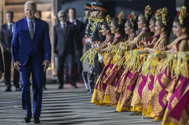 Presiden Amerika Serikat Joe Biden tiba di terminal VVIP I Bandara I Gusti Ngurah Rai Bali, Minggu (13/11/2022). Kedatangan Presiden Amerika Serikat tersebut untuk mengikuti KTT G20 yang akan berlangsung pada 15-16 November.