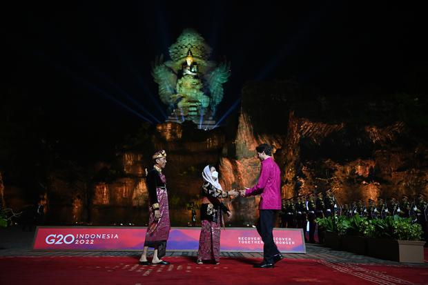 Presiden Joko Widodo (kiri) bersama Ibu Negara Iriana Joko Widodo (tengah) menyambut kedatangan Perdana Menteri Kanada Justin Trudeau (kanan) saat menghadiri Welcoming Dinner and Cultural Performance KTT G20 di kawasan Taman Budaya Garuda Wisnu Kencana (GWK) Badung, Bali, Selasa (15/11/2022).