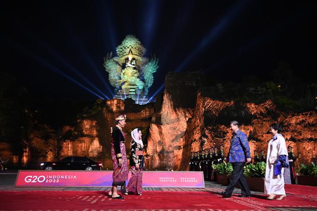 Presiden Joko Widodo (kiri) bersama Ibu Negara Iriana Joko Widodo (kedua kiri) menyambut kedatangan Presiden China Xi Jinping (kedua kanan) dan istri Peng Liyuan (kanan) saat menghadiri Welcoming Dinner and Cultural Performance KTT G20 di kawasan Taman Budaya Garuda Wisnu Kencana (GWK) Badung, Bali, Selasa (15/11/2022).
