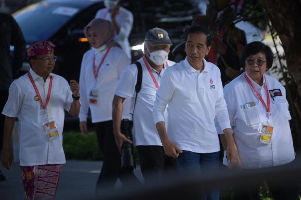 Presiden Joko Widodo berjalan bersama Menteri LHK Siti Nurbaya (kanan), Menteri PUPR Basuki Hadimuljono (ketiga kanan) dan Gubernur Bali I Wayan Koster (kiri) saat meninjau Taman Hutan Raya (Tahura) Ngurah Rai dalam rangkaian Konferensi Tingkat Tinggi (KTT) G20, di Denpasar, Bali, Rabu (16/11/2022).