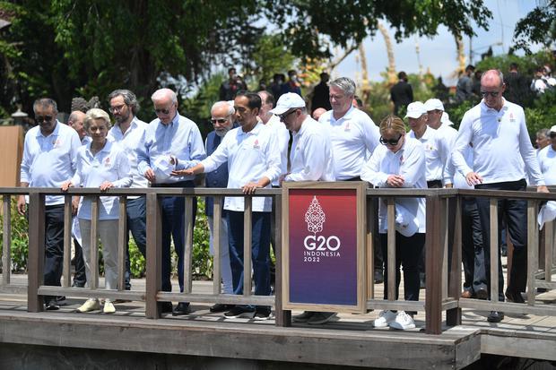 Presiden Joko Widodo (keempat kiri) bersama Presiden Amerika Serikat Joe Biden (ketiga kiri), Presiden Komisi Eropa Ursula von der Leyen (kedua kiri) dan sejumlah kepala negara dan kepala pemerintahan negara-negara G20 mengunjungi lokasi penanaman pohon mangrove di Taman Hutan Raya (Tahura) Ngurah Rai pada hari kedua KTT G20 Indonesia di Denpasar, Bali, Rabu (16/11/2022).
