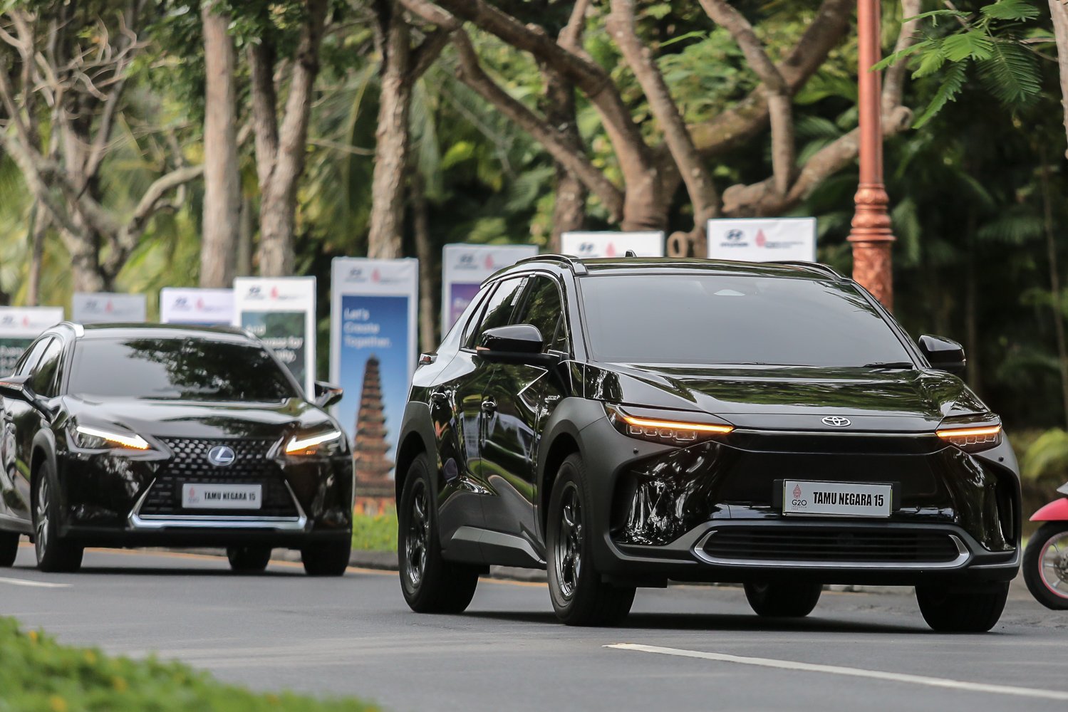 Delegasi tamu negara melintas menggunakan mobil listrik Toyota bZ4X di pool mobil listrik Bali Collection, Nusa Dua, Bali, Selasa (15/11). Toyota turut mendukung pemerintah dengan mengirimkan sedikitnya 143 mobil listrik di ajang KTT G20.