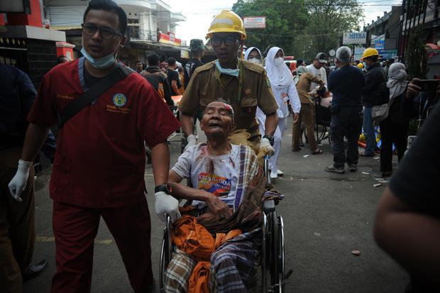 Sejumlah tenaga medis merawat korban yang terluka akibat gempa bumi berkekuatan magnitudo 5,6 di RSUD Sayang, Kabupaten Cianjur, Jawa Barat, Senin (21/11/2022). Berdasarkan data BNPB jumlah korban meninggal bertambah menjadi 46 orang dan korban luka-luka mencapai 700 orang.