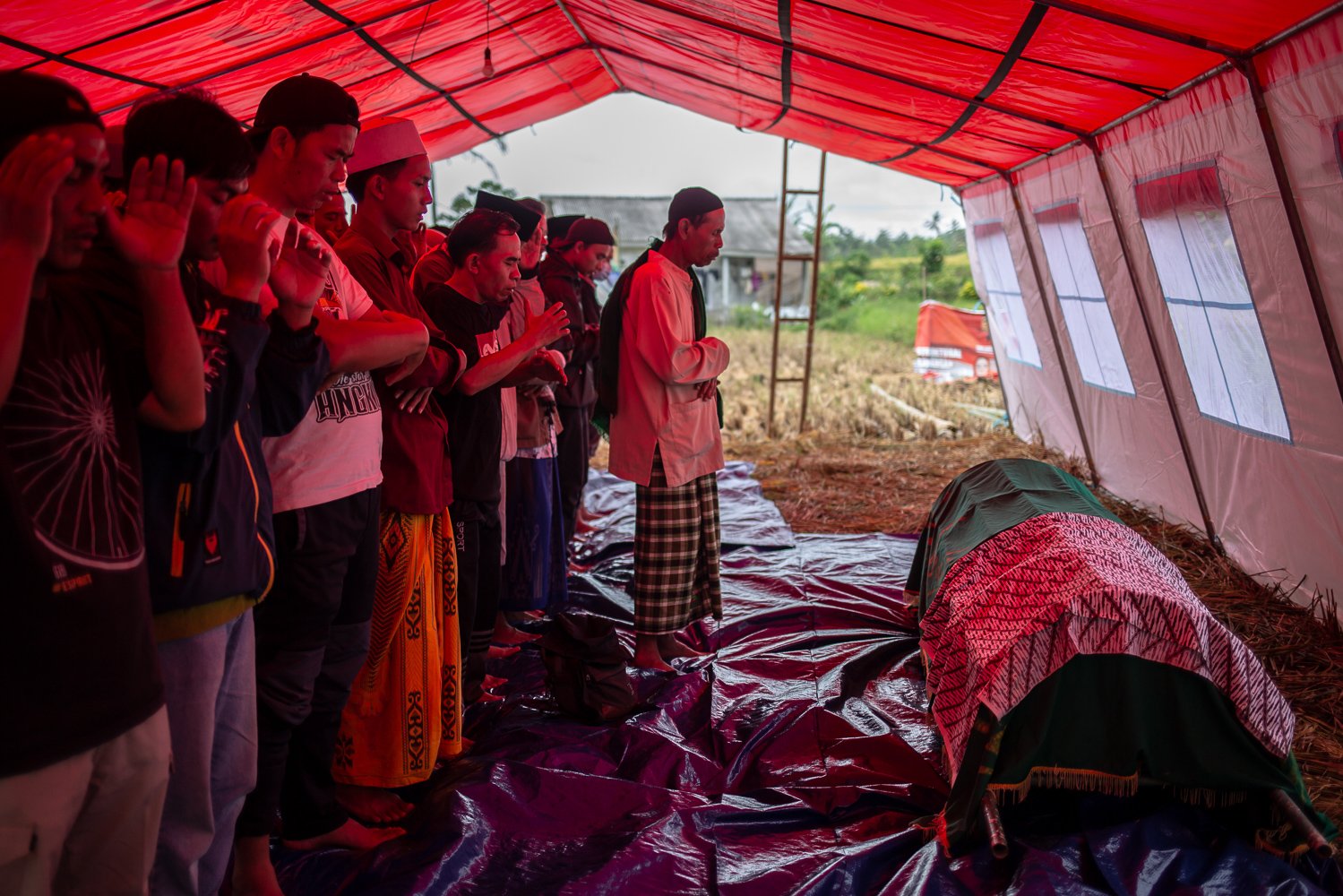 Sejumlah pengungsi melakukan shalat jenazah yang meninggal di tenda pengungsian pasca gempa bumi dengan magnitude 5.6 di wilayah Cianjur, Jawa Barat, Kamis (24/11). Badan Nasional Penanggulangan Bencana (BNPB) mencatat total 321 orang meninggal dunia, jumlah pengungsi hingga hari ini mencapai 73.874 orang akibat gempa di Cianjur.\r\n\r\n