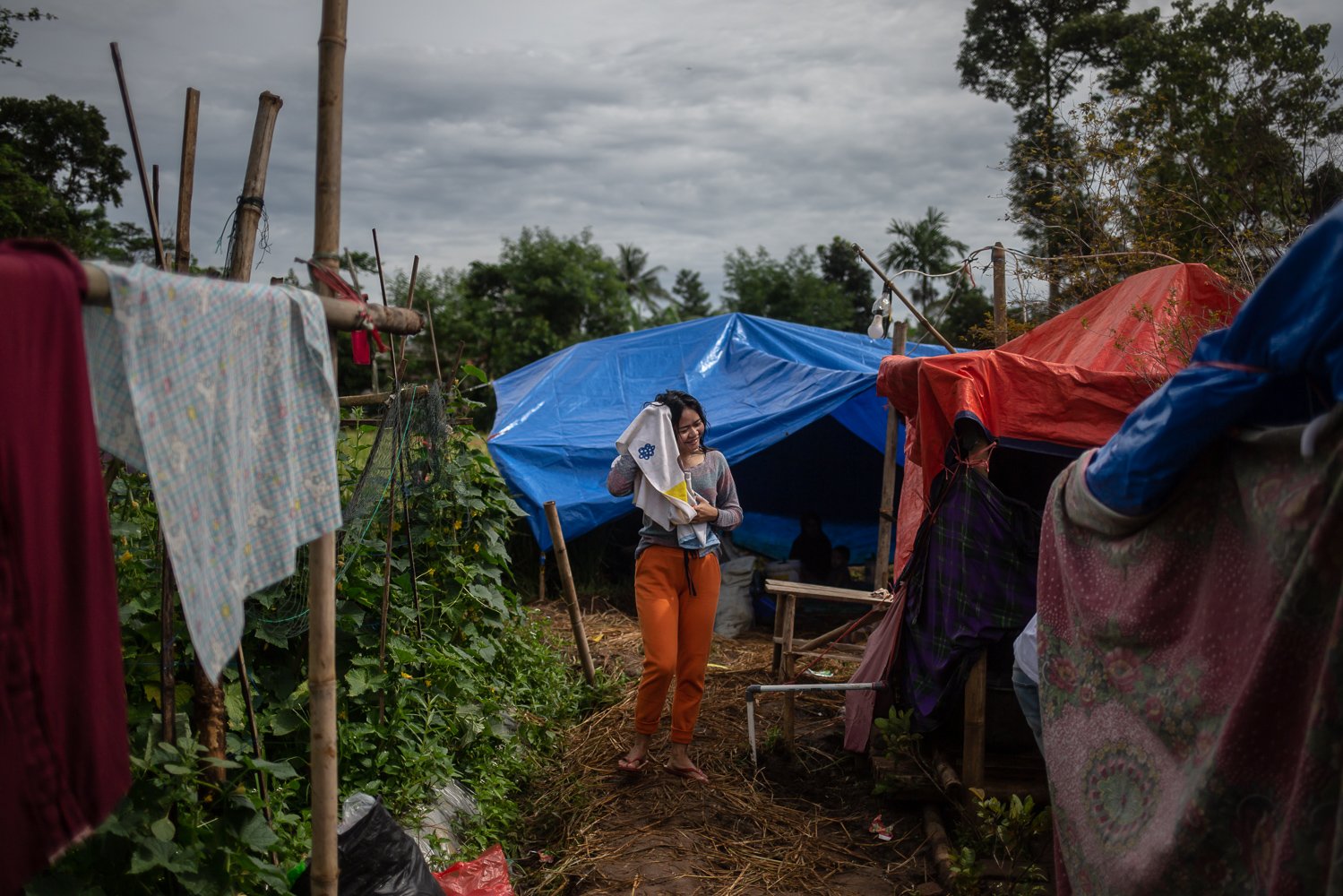 Sejumlah pengungsi berjalan di tenda pengungsian pasca gempa bumi dengan magnitude 5.6 di Desa Gasol, Cugenang, Cianjur, Jawa Barat, Jumat (25/11). Badan Nasional Penanggulangan Bencana (BNPB) mencatat total 321 orang meninggal dunia, jumlah pengungsi hingga hari ini mencapai 73.874 orang akibat gempa di Cianjur.