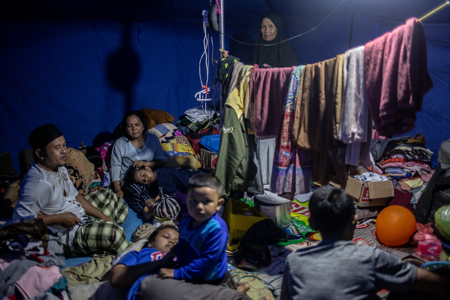 Sejumlah pengungsi beristirahat di tenda pengungsian pasca gempa bumi dengan magnitude 5.6 di Desa Mangunkerta, Cugenang, Cianjur, Jawa Barat, Minggu (27/11). Badan Nasional Penanggulangan Bencana (BNPB) mencatat total 321 orang meninggal dunia, jumlah pengungsi hingga hari ini mencapai 73.874 orang akibat gempa di Cianjur.