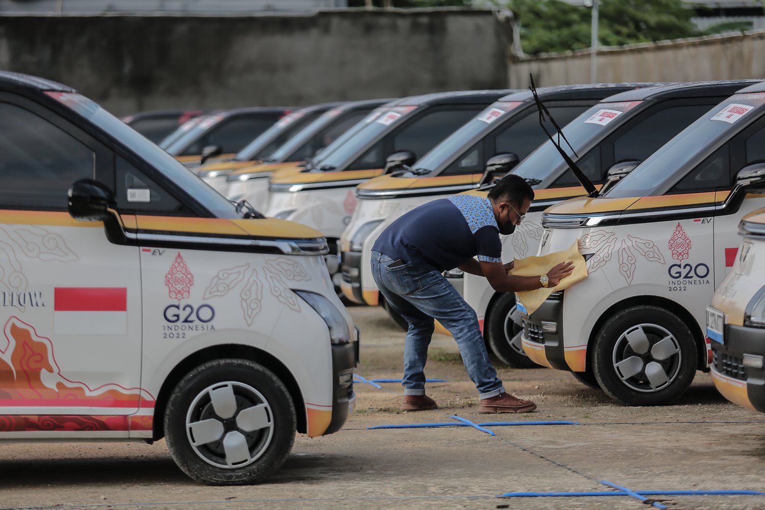 Sebagai mobil resmi penyelenggaraan KTT G20, Wuling Air ev berukuran compact ini bertugas untuk melayani mobilitas para delegasi. Kendaraan ramah lingkungan tersebut memboyong tamu negara dari satu tempat ke destinasi yang dituju.