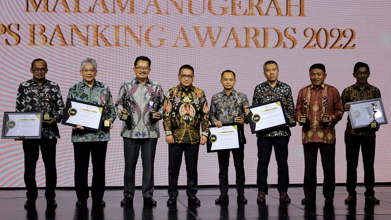 Anggota Dewan Komisioner LPS, Didik Madiyono bersama para pemenang dari kategori “Bank teraktif dalam Kegiatan CSR” dan kategori “Bank teraktif dalam Meningkatkan Literasi Keuangan Masyarakat”.