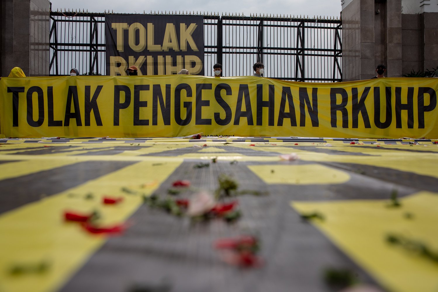 Aliansi Nasional Reformasi KUHP menggelar aksi penolakan pengesahan Rancangan Kitab Undang-Undang Hukum Pidana (RKUHP) dengan tabur bunga di depan Gedung DPR, Jakarta, Senin, (5/12). Mereka menilai RKUHP memiliki sederet pasal bermasalah dan merugikan masyarakat.