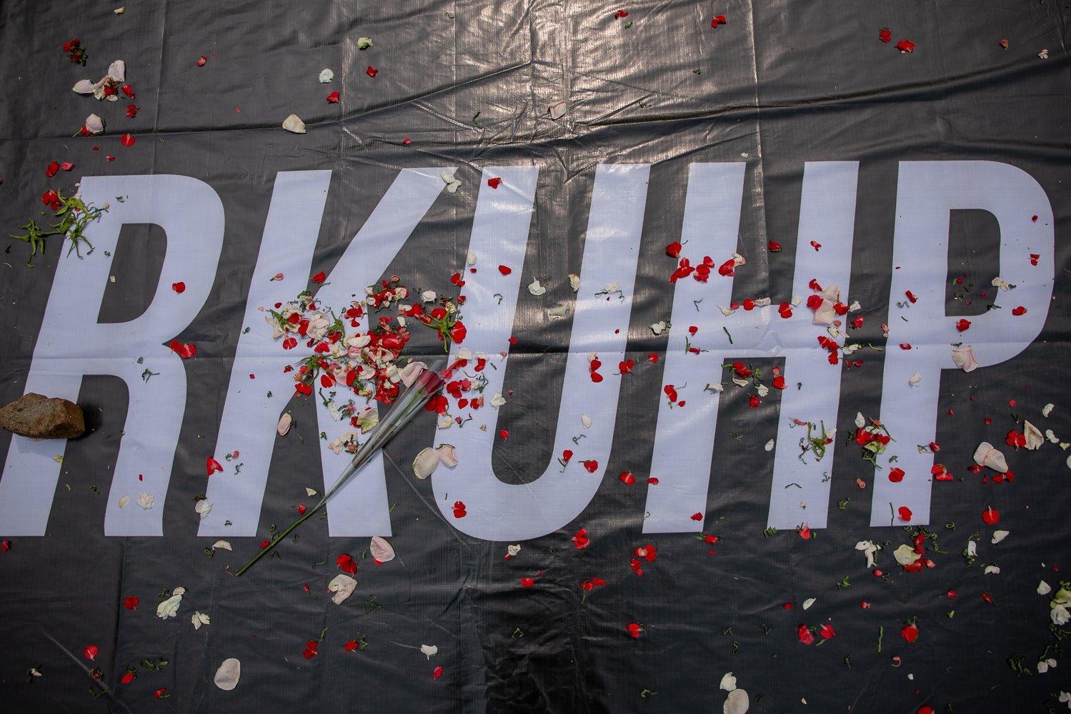 Aliansi Nasional Reformasi KUHP menggelar aksi penolakan pengesahan Rancangan Kitab Undang-Undang Hukum Pidana (RKUHP) dengan tabur bunga di depan Gedung DPR, Jakarta, Senin, (5/12). Mereka menilai RKUHP memiliki sederet pasal bermasalah dan merugikan masyarakat.