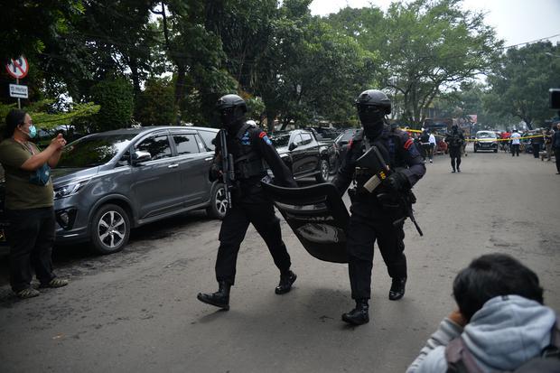 Anggota Brimob berjaga di kawasan Astanaanyar, Bandung, Jawa Barat, Rabu (7/12/2022). Penjagaan ketat tersebut akibat adanya ledakan yang diduga bom bunuh diri di Kantor Polsek Astanaanyar, Kota Bandung.