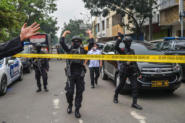 Anggota Brimob Polda Jabar meminta warga untuk mundur saat proses sterilisasi tempat kejadian perkara dugaan bom bunuh diri di Polsek Astanaanyar, Bandung, Jawa Barat, Rabu (7/12/2022).