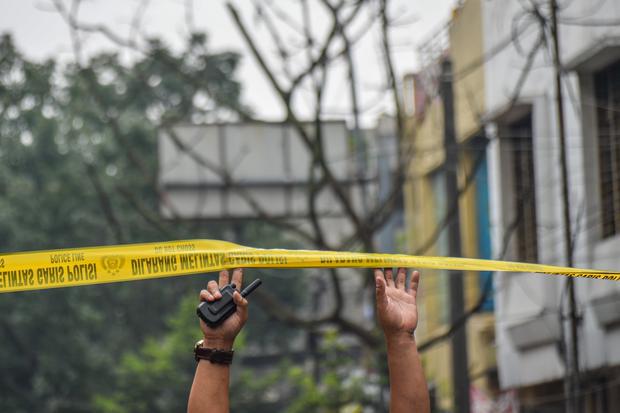 Anggota Brimob dan Inafis Polda Jabar memasang garis polisi saat proses sterilisasi tempat kejadian perkara dugaan bom bunuh diri di Polsek Astanaanyar, Bandung, Jawa Barat, Rabu (7/12/2022).