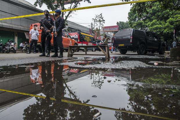 Tim Brimob Polri mengamankan area lokasi usai peristiwa bom bunuh diri di Polsek Astana Anyar, Bandung, Jawa Barat, Rabu (7/12/2022). Pihak kepolisian masih terus menyelidiki dan mengamankan area lokasi bom bunuh diri.