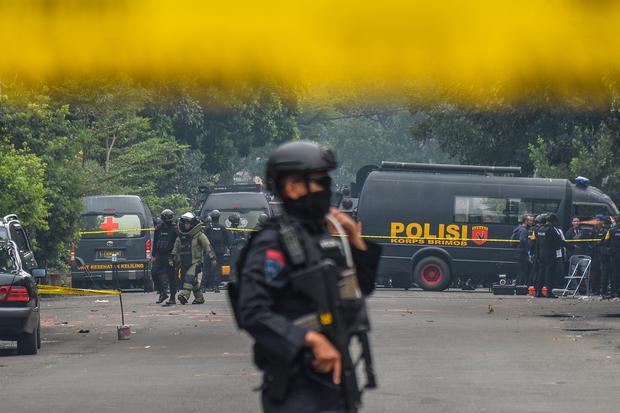 Anggota Gegana Polda Jabar melakukan proses sterilisasi tempat kejadian perkara dugaan bom bunuh diri di Polsek Astanaanyar, Bandung, Jawa Barat, Rabu (7/12/2022).