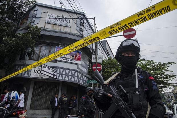 Tim Brimob Polri mengamankan area pertokoan yang ditutup usai peristiwa bom bunuh diri di Polsek Astanaanyar, Bandung, Jawa Barat, Rabu (7/12/2022). Pihak kepolisian masih terus menyelidiki dan mengamankan area lokasi bom bunuh diri.