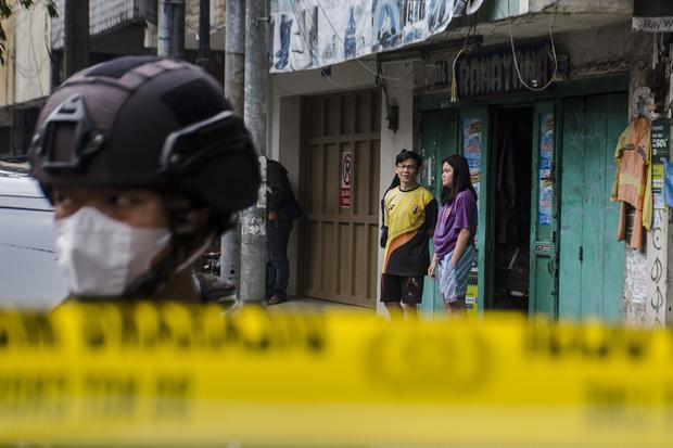 Pemilik toko melihat area lokasi peristiwa bom bunuh diri yang telah diamankan anggota Polri di Astanaanyar, Bandung, Jawa Barat, Rabu (7/12/2022). Pihak kepolisian masih terus menyelidiki dan mengamankan area lokasi bom bunuh diri.
