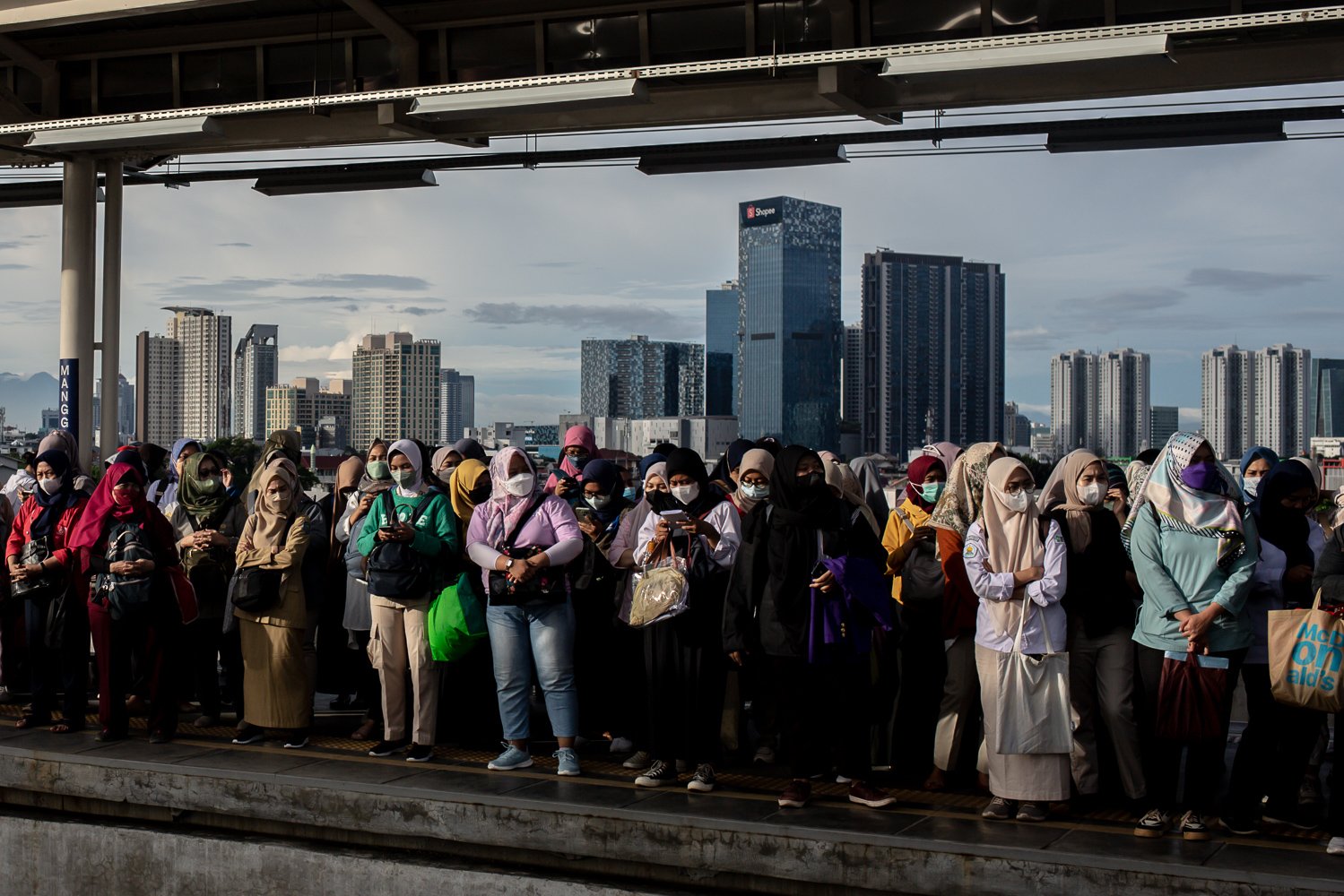Sejumlah pekerja mnunggu kedatangan kereta di Stasiun Manggarai, Jakarta, Selasa (13/12). Pemerintah menargetkan penurunan tingkat pengangguran terbuka menjadi 7,92 juta orang atau jadi 5,5 persen dengan menciptakan tiga juta lapangan kerja pada 2022.