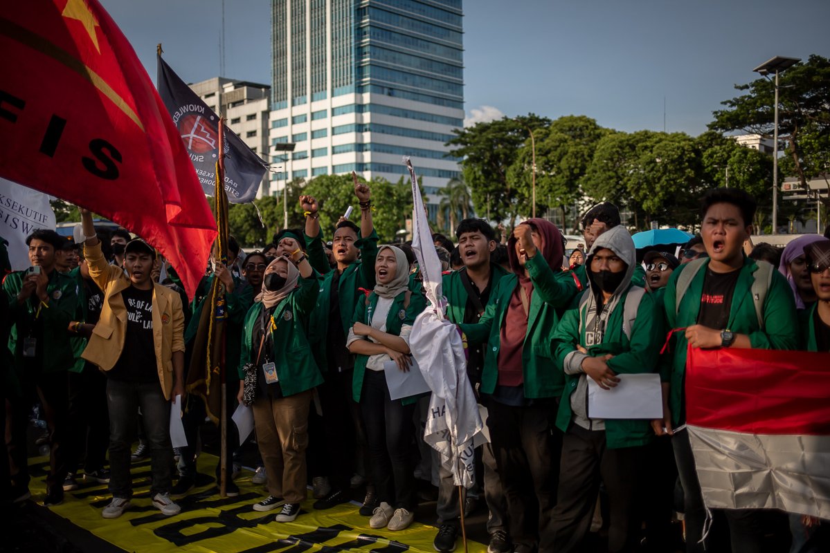 Sejumlah mahasiswa melakukan unjuk rasa penolakan pengesahan Kitab Undang-Undang Hukum Pidana (KUHP) di depan Gedung DPR, Jakarta, Kamis, (15/12). Massa aksi yang tergabung dari berbagai kampus tersebut menilai rancangan aturan itu memiliki sederet pasal bermasalah.