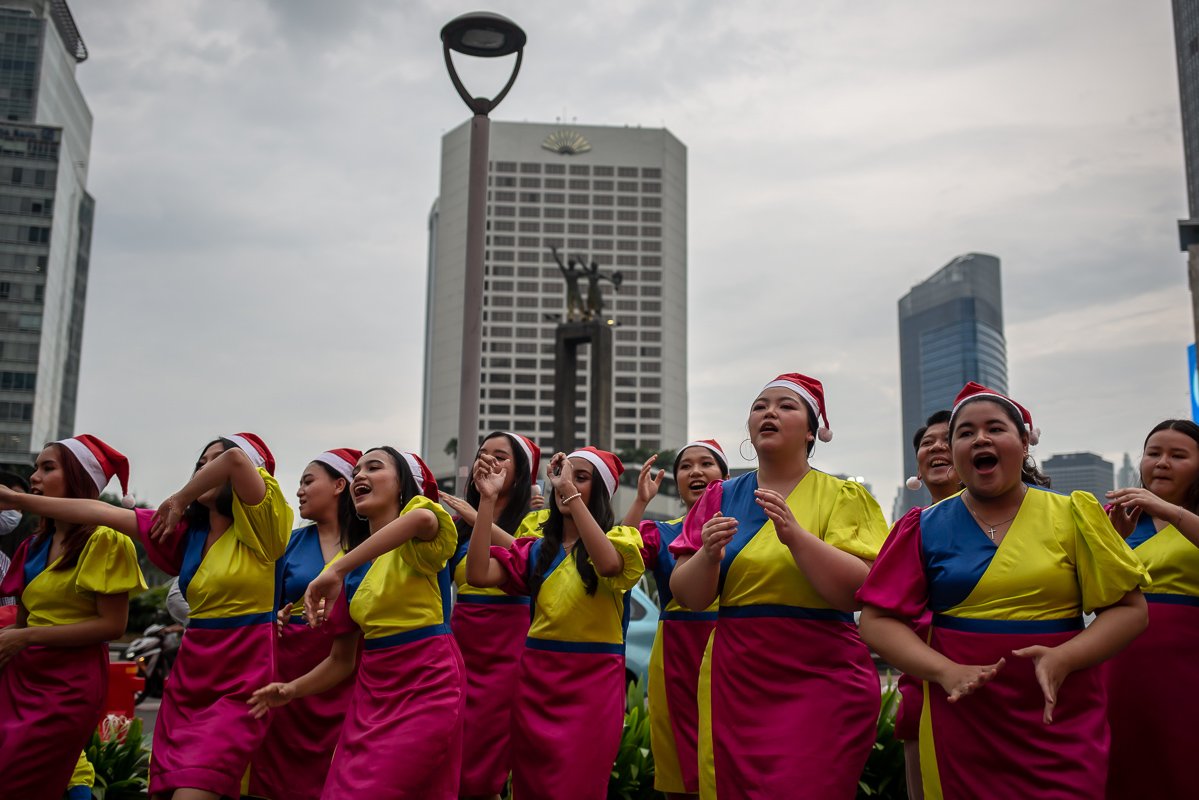 Grup vocal menyanyikan lagu-lagu rohani dalam acara Christmas Carol di kawasan Bundaran HI, Jakarta, Kamis (22/12). Pemerintah provinsi (Pemprov) DKI Jakarta kembali mengadakan Christmas Carol dalam rangka menyambut perayaan Natal di Jakarta.