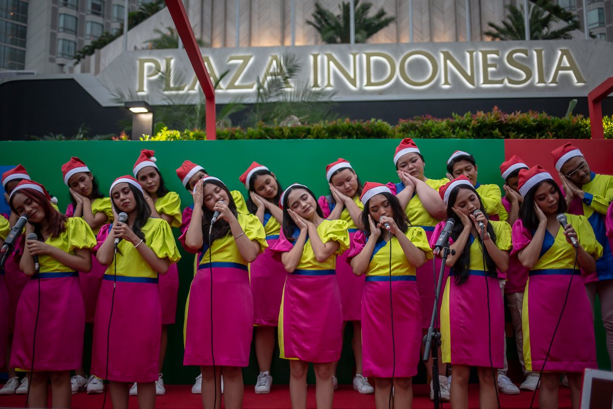 Grup vocal menyanyikan lagu-lagu rohani dalam acara Christmas Carol di kawasan Bundaran HI, Jakarta, Kamis (22/12). Pemerintah provinsi (Pemprov) DKI Jakarta kembali mengadakan Christmas Carol dalam rangka menyambut perayaan Natal di Jakarta.
