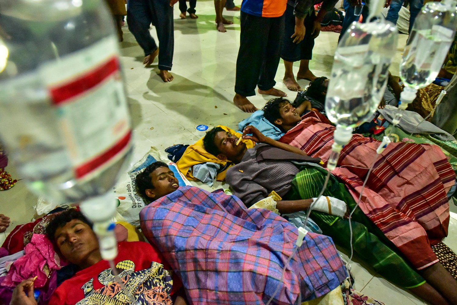 Sejumlah Imigran etnis Rohingya mendapatkan perawatan medis di lokasi penampungan sementara di SMP Negeri 2 Curei, Kecamatan Muara Tiga, Kabupaten Pidie, Aceh, Senin (26/12/2022). Sebanyak 185 orang Imigran etnis Rohingya yang terdiri dari 83 orang laki-laki dewasa, 70 orang wanita dewasa dan 32 orang anak-anak terdampar di pesisir pantai Desa Ujolung Pie, Kecamatan Muara Tiga, Kabupaten Pidie, Aceh. 
