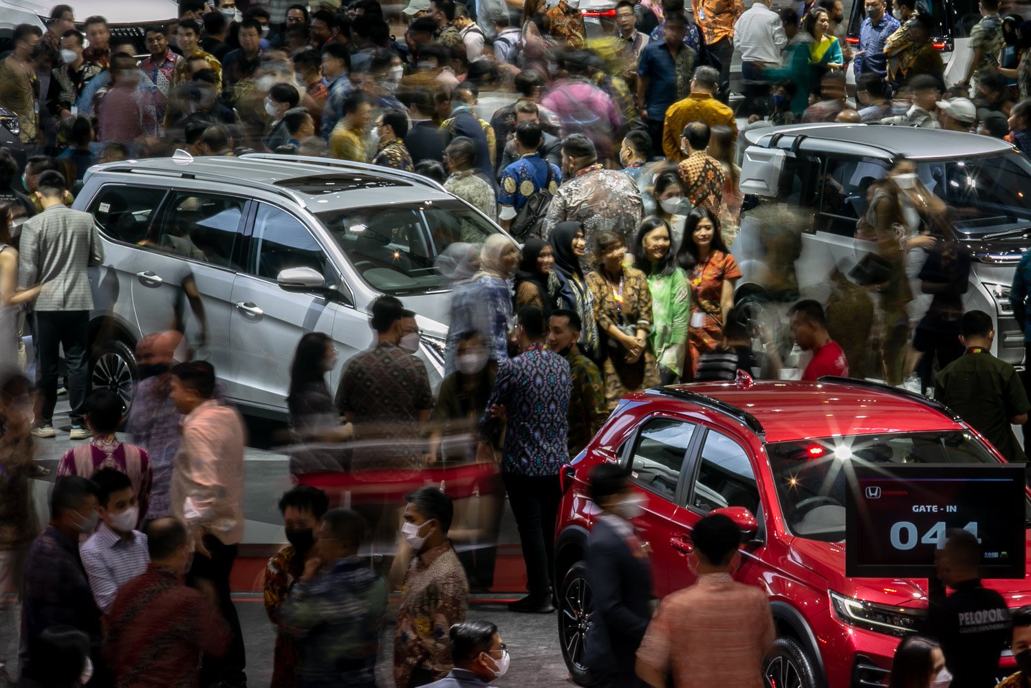 Suasana pengunjung mengamati jejeran mobil dalam pameran Indonesia International Motor Show (IIMS) 2023 di JIExpo Kemayoran, Jakarta, Kamis (16/2). Dengan tagline BOOST \