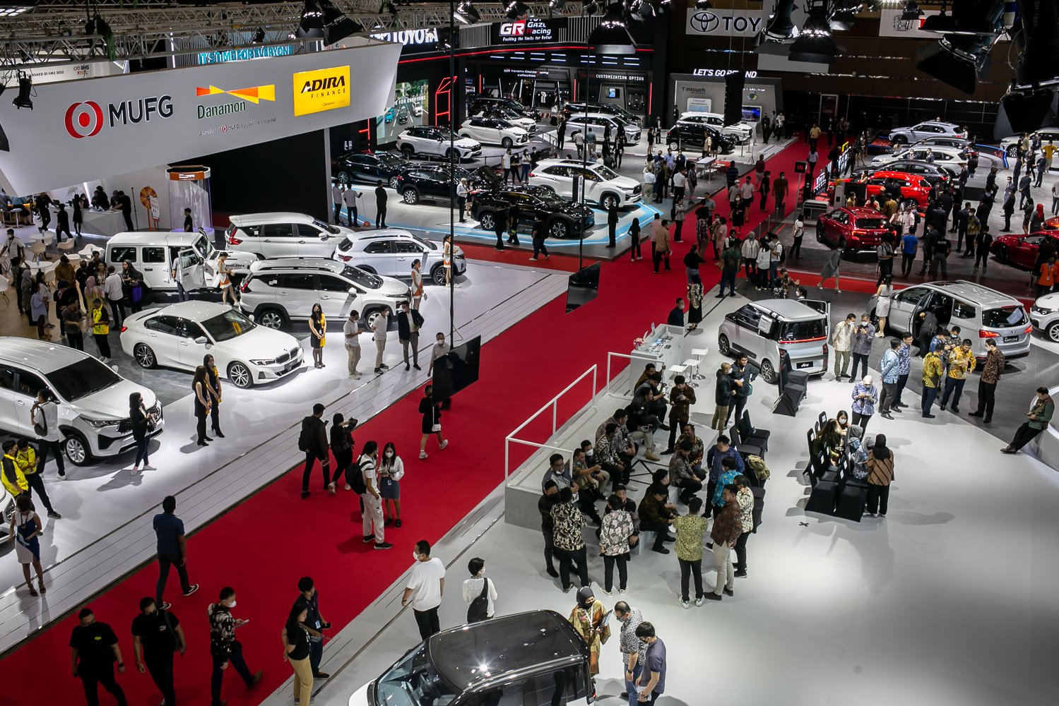 Suasana pengunjung mengamati jejeran mobil dalam pameran Indonesia International Motor Show (IIMS) 2023 di JIExpo Kemayoran, Jakarta, Kamis (16/2). Dengan tagline BOOST \