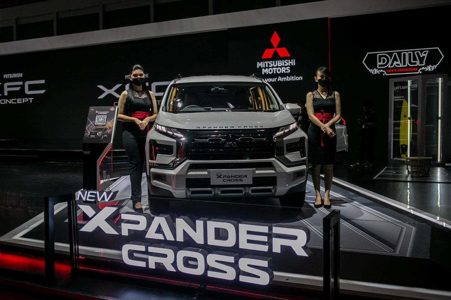 Mobil Mitsubishi Expander Cross dipamerkan dalam Indonesia International Motor Show (IIMS) 2023 di JIExpo Kemayoran, Jakarta Pusat, Kamis (16/2). IIMS 2023 yang bertemakan \