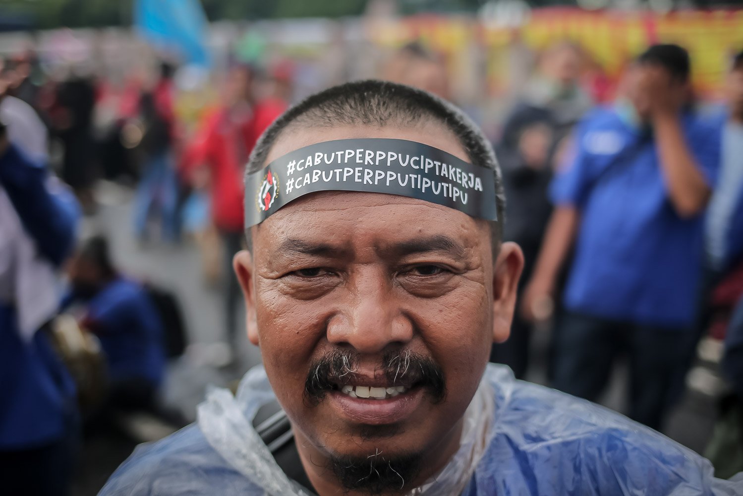 Salah seorang Massa aksi yang tergabung dari beragam elemen masyarakat memadati area depan Gedung Dewan Perwakilan Rakyat, Senayan, Jakarta, Selasa (28/2). Mereka menggelar aksi unjuk rasa menolak Peraturan Pemerintah Pengganti Undang-Undang Cipta Kerja atau Perppu Ciptaker.