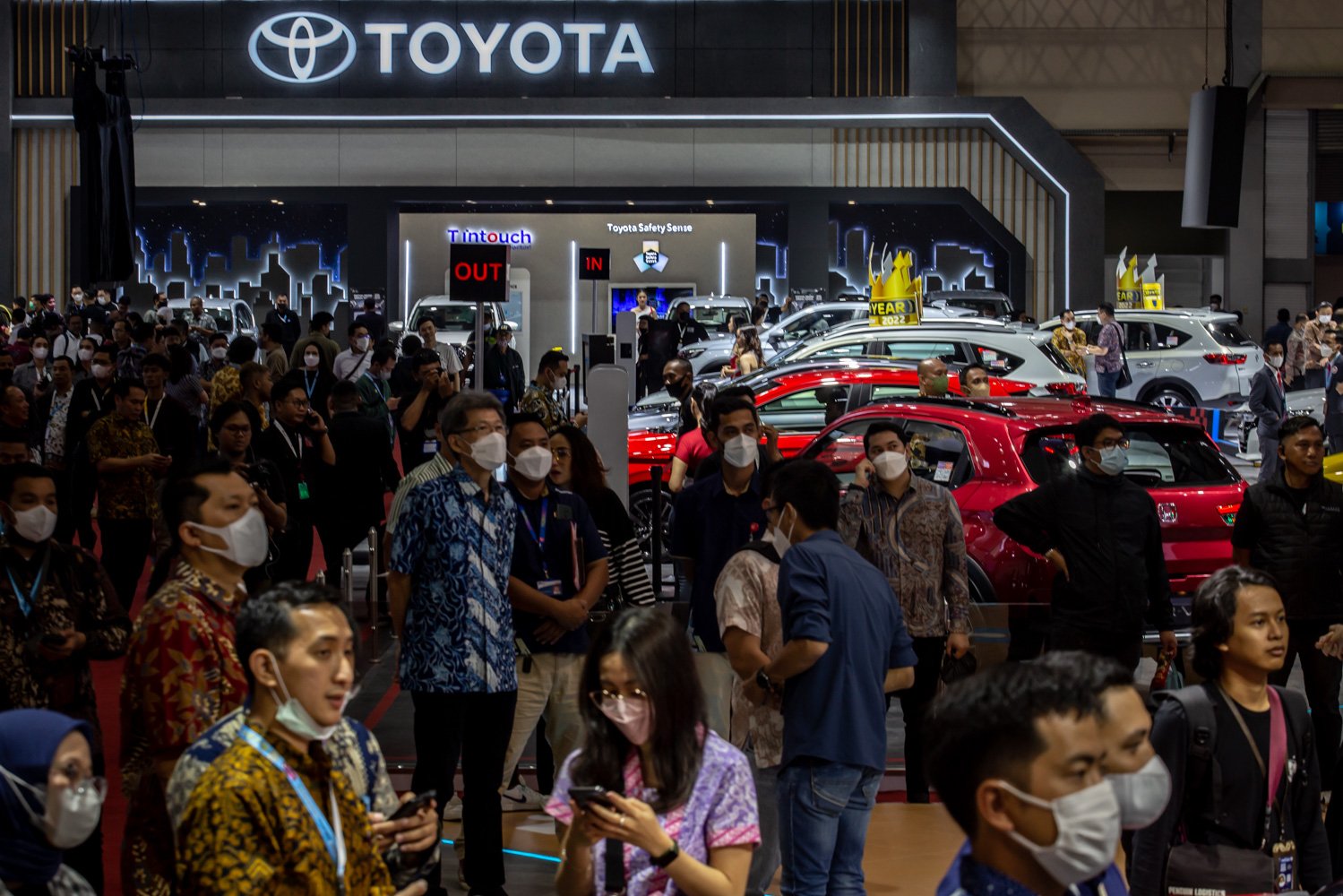Suasana tamu undangan di pameran otomotif Gaikindo Jakarta Auto Week (GJAW) 2023 di JCC Senayan, Jakarta, Jumat (10/3). Pameran otomotif yang mengusung tema Automotive x Lifestyle itu berlangsung hingga 19 Maret 2023.